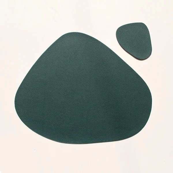 AMDXD Modern Christmas Placemats with Triangular Coasters, Set of 4, PU Leather Place Mats Christmas Vintage Plain Non-Slip Table Coasters Washable Christmas Dark Green, 36.8 x 45 cm