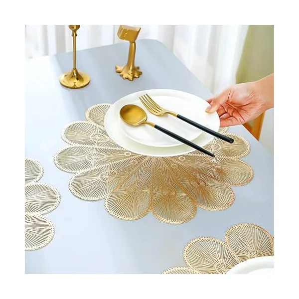KnSam Set of 4 Modern Place Mats 38 cm, Petal Shape PVC Table Mat, Washable and Non-Slip Place Mats Round for Home Dining Table, Gold